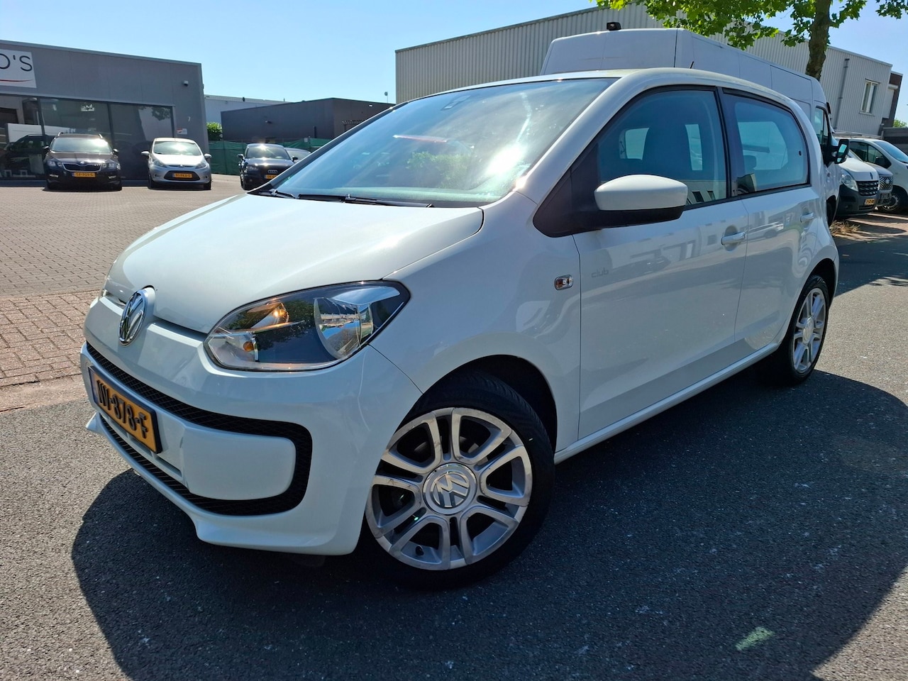 Volkswagen Up! - 1.0 club up! BlueMotion AIRCO/CRUISE/PDC! - AutoWereld.nl