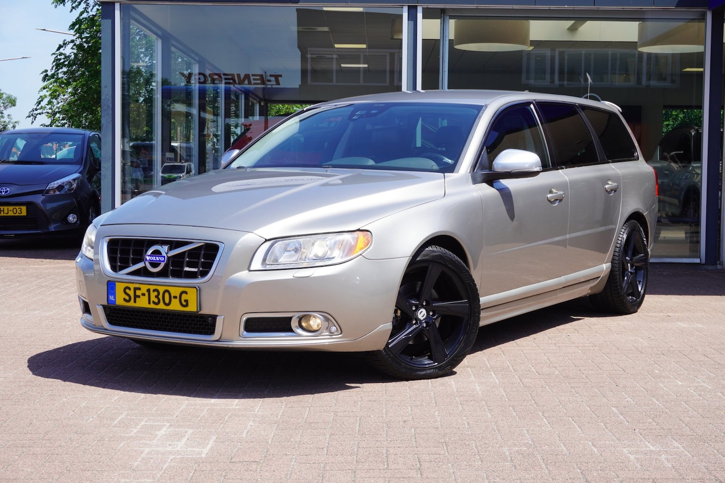 Volvo V70 - 2.0 T5 Momentum Automaat | Airco | Navigatie | Vol opties | Youyngtimer | R Design | Inrui - AutoWereld.nl