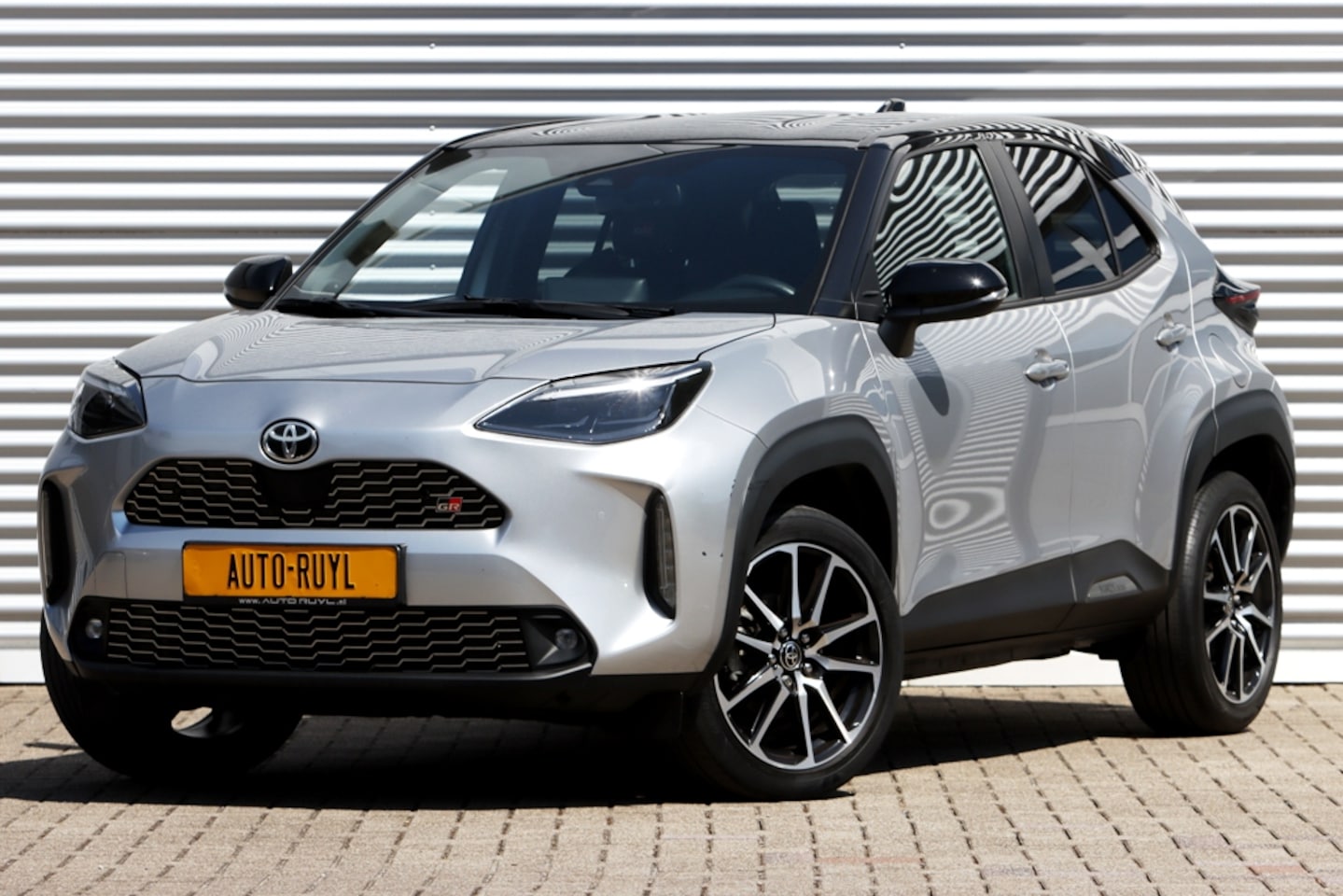Toyota Yaris Cross - 1.5 Hybrid GR Sport Ceramic Gray Metallic - AutoWereld.nl