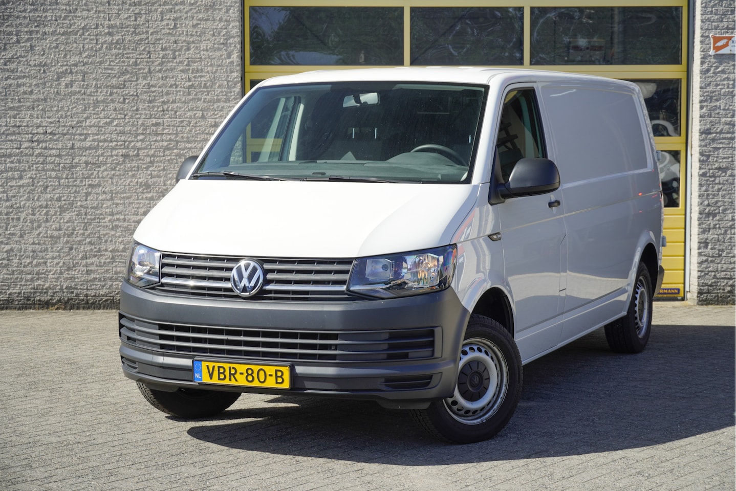 Volkswagen Transporter - 2.0 TDI L2H1 BJ2019 Trekhaak | Airco | Cruise control | Getint glas | Tussenschot+raam | Z - AutoWereld.nl
