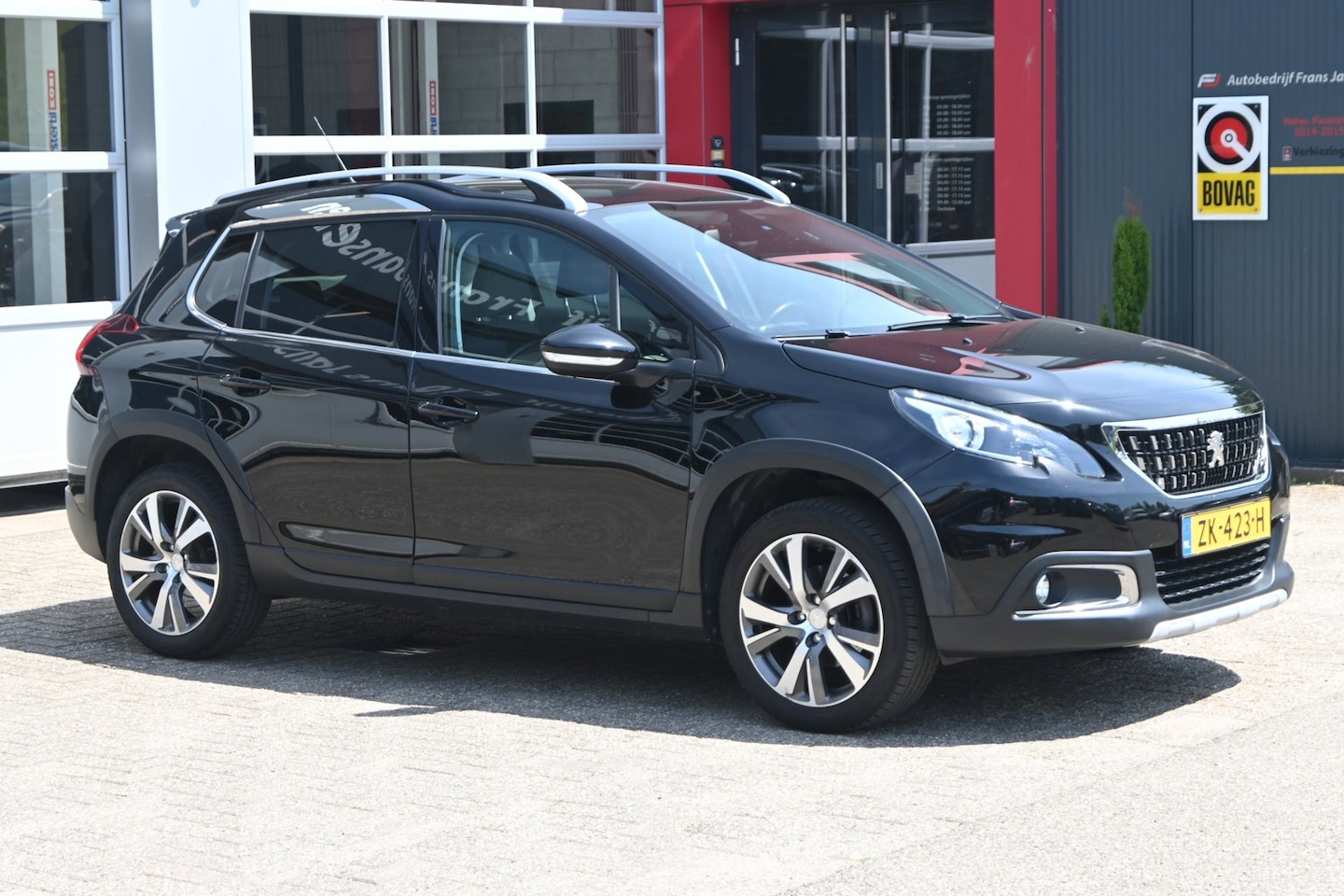 Peugeot 2008 - 1.2 PureTech Blue Lease Allure 130pk | Trekhaak | Panodak | Camera | Climate | Cruise - AutoWereld.nl