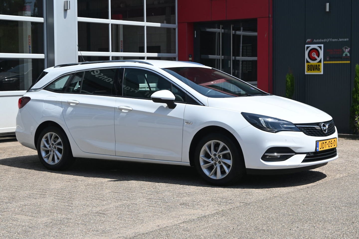Opel Astra Sports Tourer - 1.2 Edition Sports Tourer 110pk | Trekhaak | Navi | Climate | Cruise | LM-V - AutoWereld.nl