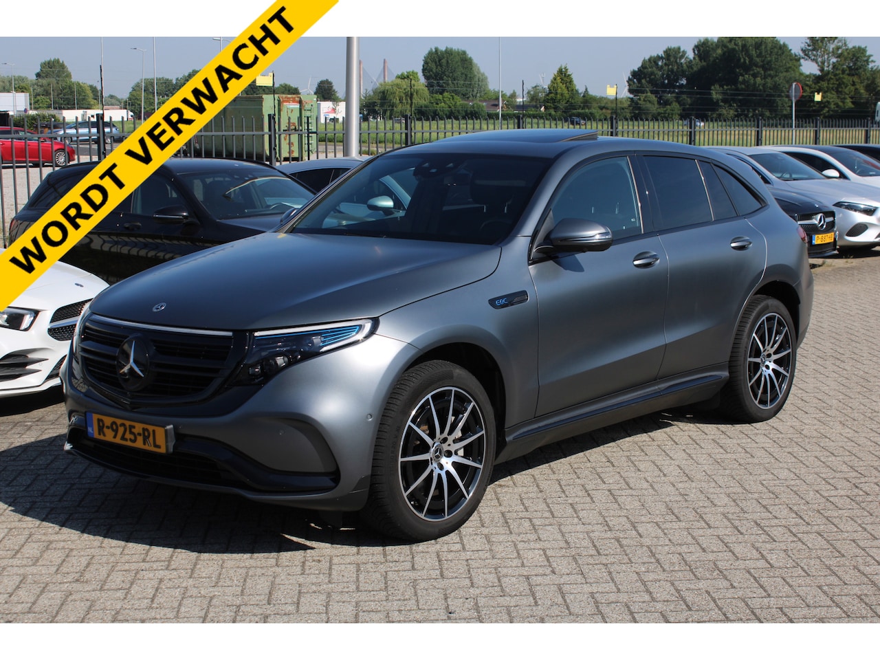 Mercedes-Benz EQC - 400 4MATIC 80kWh AMG LINE <<MAGNO GREY>> SCHUIFDAK MEMORY HEAD-UP 360-CAMERA TREKHAAK 20'' - AutoWereld.nl