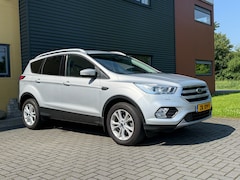 Ford Kuga - 1.5 150 pk Titanium Navigatie, lederen bekl, trekhaak, centr. vergr