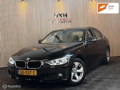 BMW 3-serie - 320i Executive OrgNL 1eEIGNR XENON CARPLAY LEER