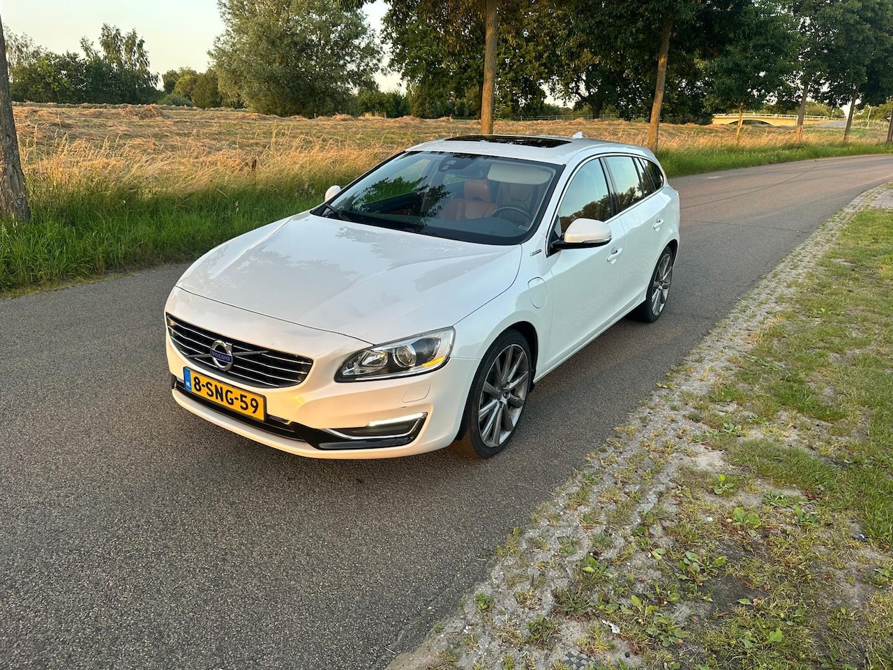 Volvo V60 - 2.4 D6 AWD Plug-In Hybrid Summum Opendak Memmory Leder Trekhaak - AutoWereld.nl