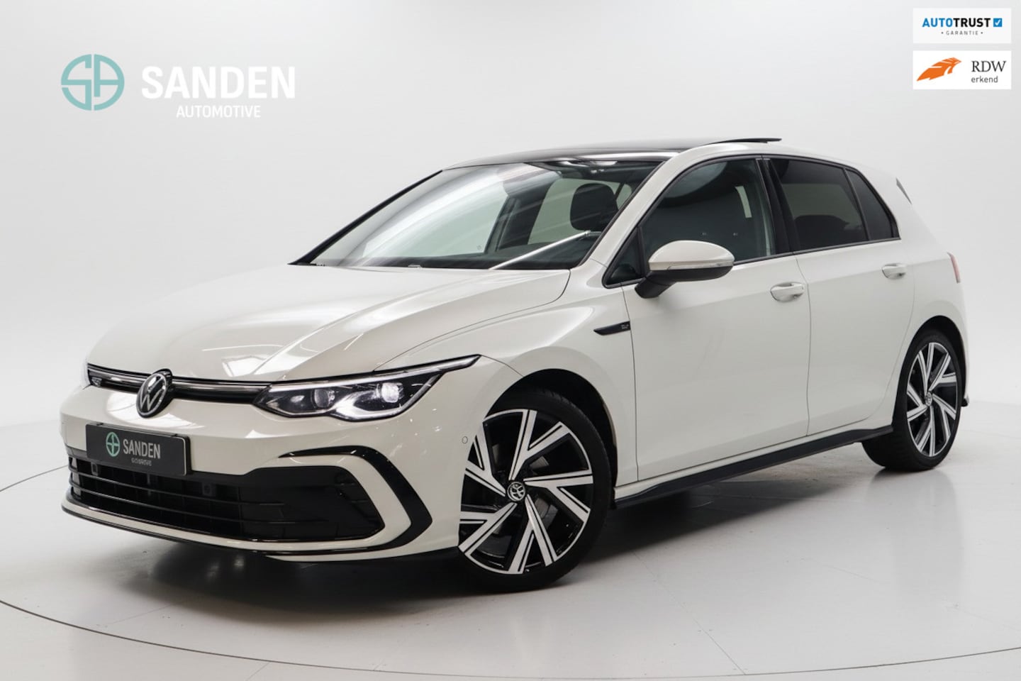Volkswagen Golf - 1.5 eTSI R-Line|Automaat|Full options|Matrix LED|Navi|Panodak|Camera|Winterpack|Sfeerverli - AutoWereld.nl