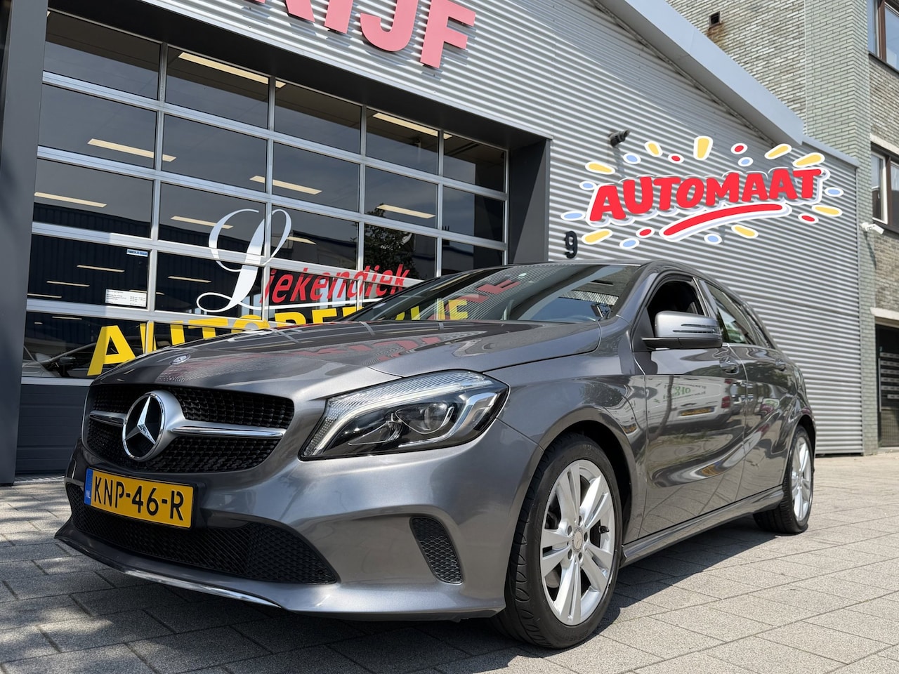 Mercedes-Benz A-klasse - 180 BlueEFFICIENCY URBAN - Automaat I Navigatie I Sport pakket I PDC I 1/2 Leer I Dealer o - AutoWereld.nl