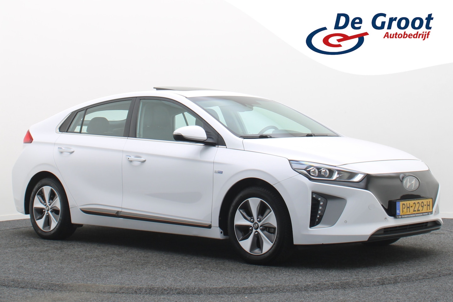 Hyundai IONIQ - Premium EV SOH 99%, Leer, Schuif-/Kanteldak, Camera, Apple Carplay, ACC, Trekhaak, PDC - AutoWereld.nl