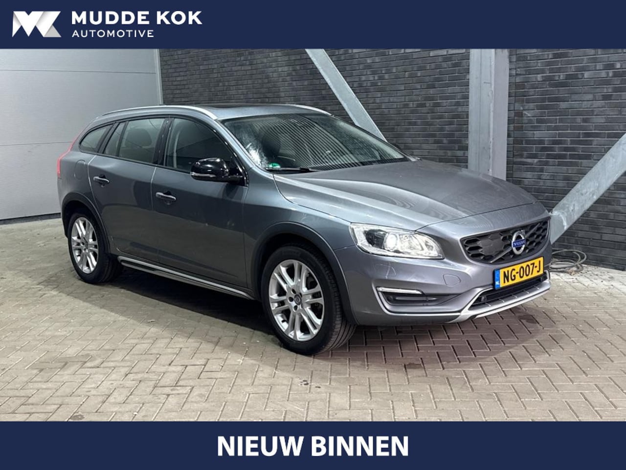 Volvo V60 Cross Country - 2.0 D4 Summum | ACC | Schuifdak | Trekhaak | BLIS | Keyless | Standkachel | Memory | 18 In - AutoWereld.nl