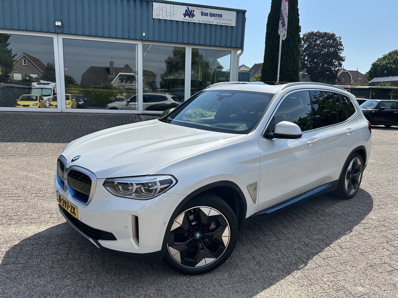 BMW iX3 - High Executive 80 kWh,Panoramadak,trekhaak - AutoWereld.nl