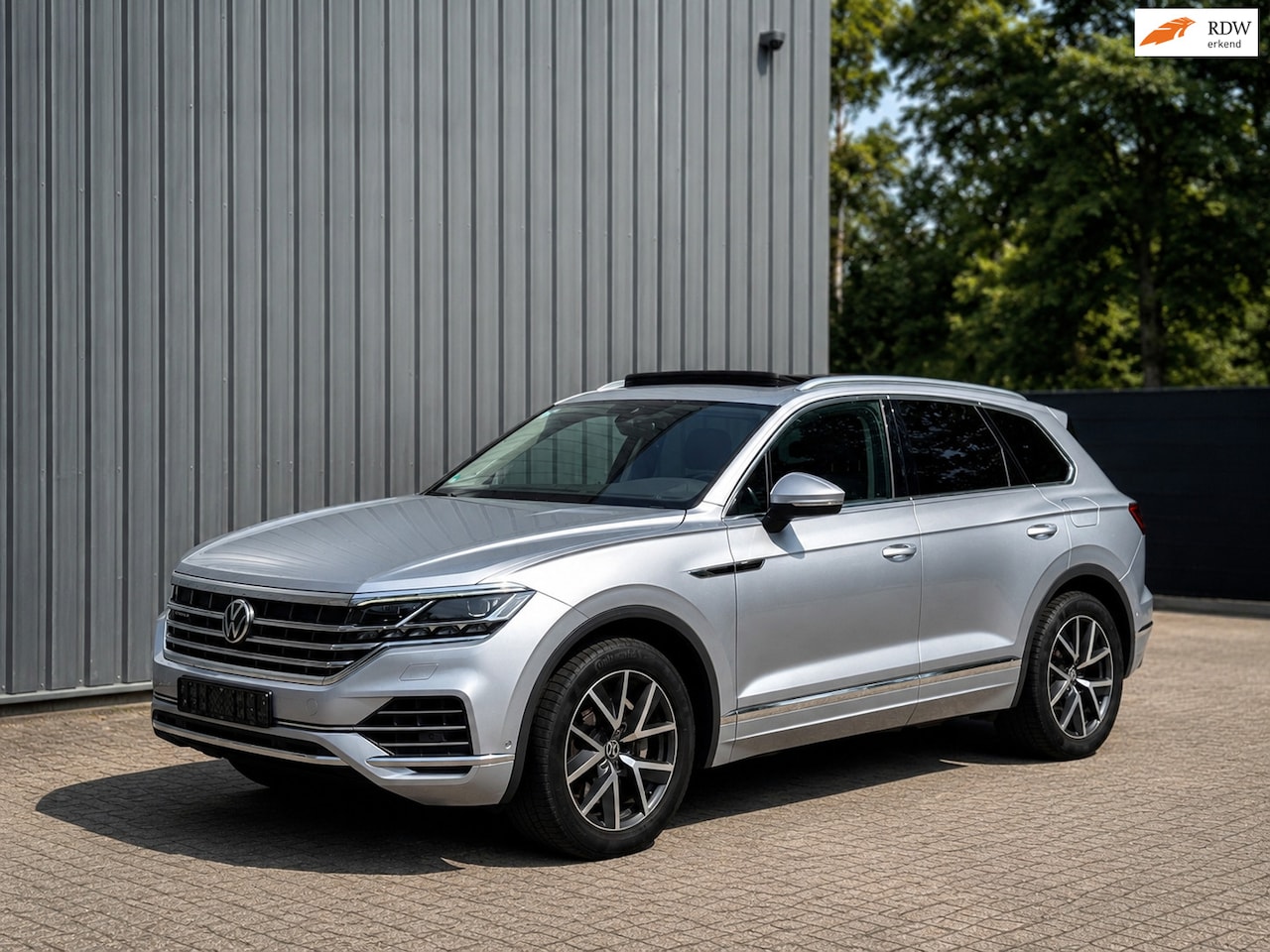 Volkswagen Touareg - 3.0 TSI eHybrid | Massage | MatrixLED | Trekh + Luchtv - AutoWereld.nl