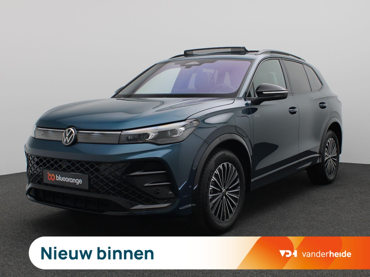 Volkswagen Tiguan - 1.5 eHybrid R-Line Edition 272PK DSG SOH 100%, Panoramadak, Trekhaak, Leder, Memorystoel, - AutoWereld.nl