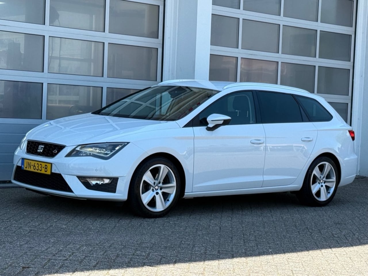 SEAT Leon - 1.4 TSI 150PK FR Connect Navi Camera Trekhaak Keurige auto! - AutoWereld.nl