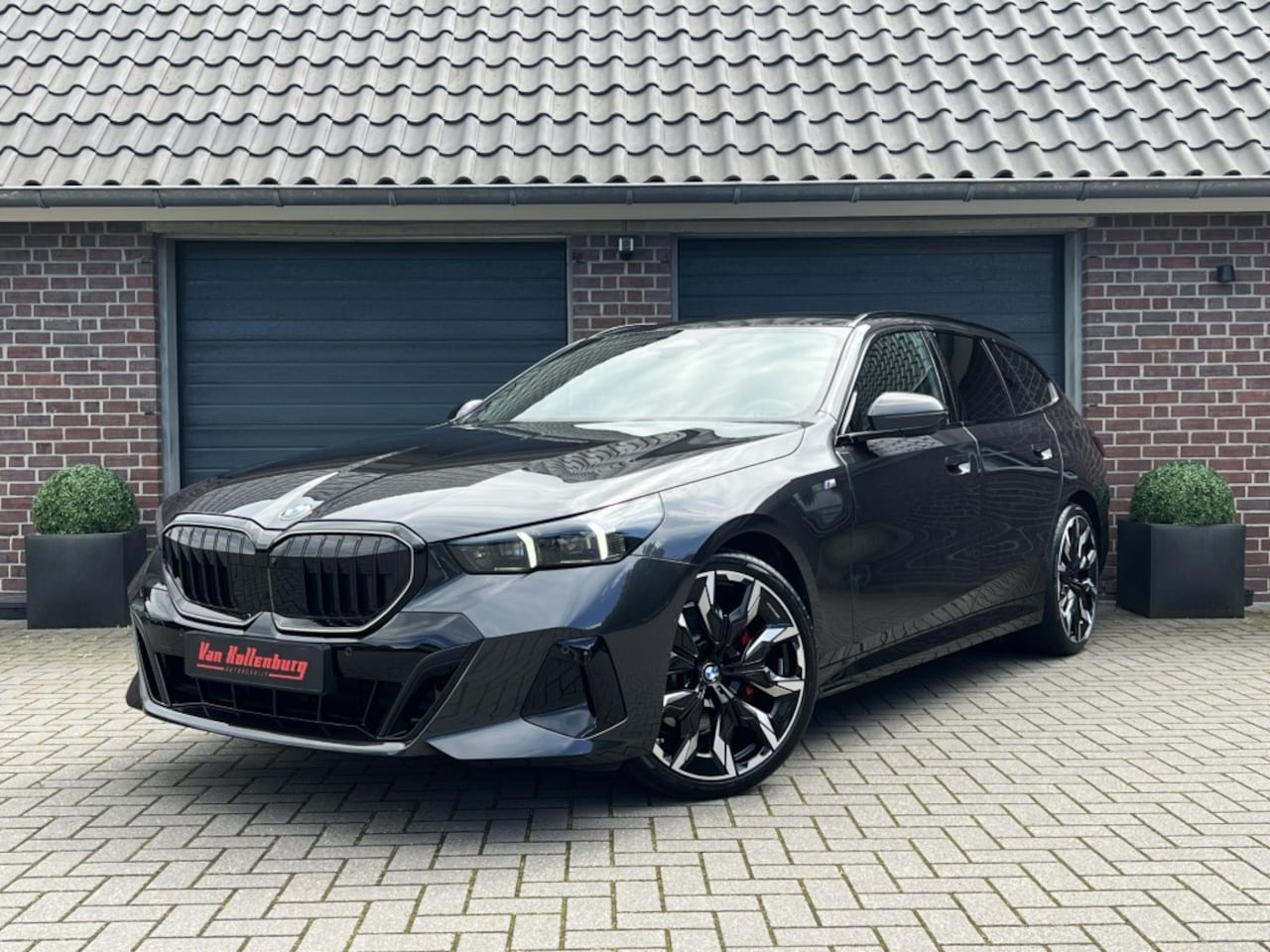 BMW 5-serie Touring - 520I TOURING HIGH EXE M SPORT PANO BOWERS EN WILKINS ICONIC HUD NIEUWSTAAT - AutoWereld.nl