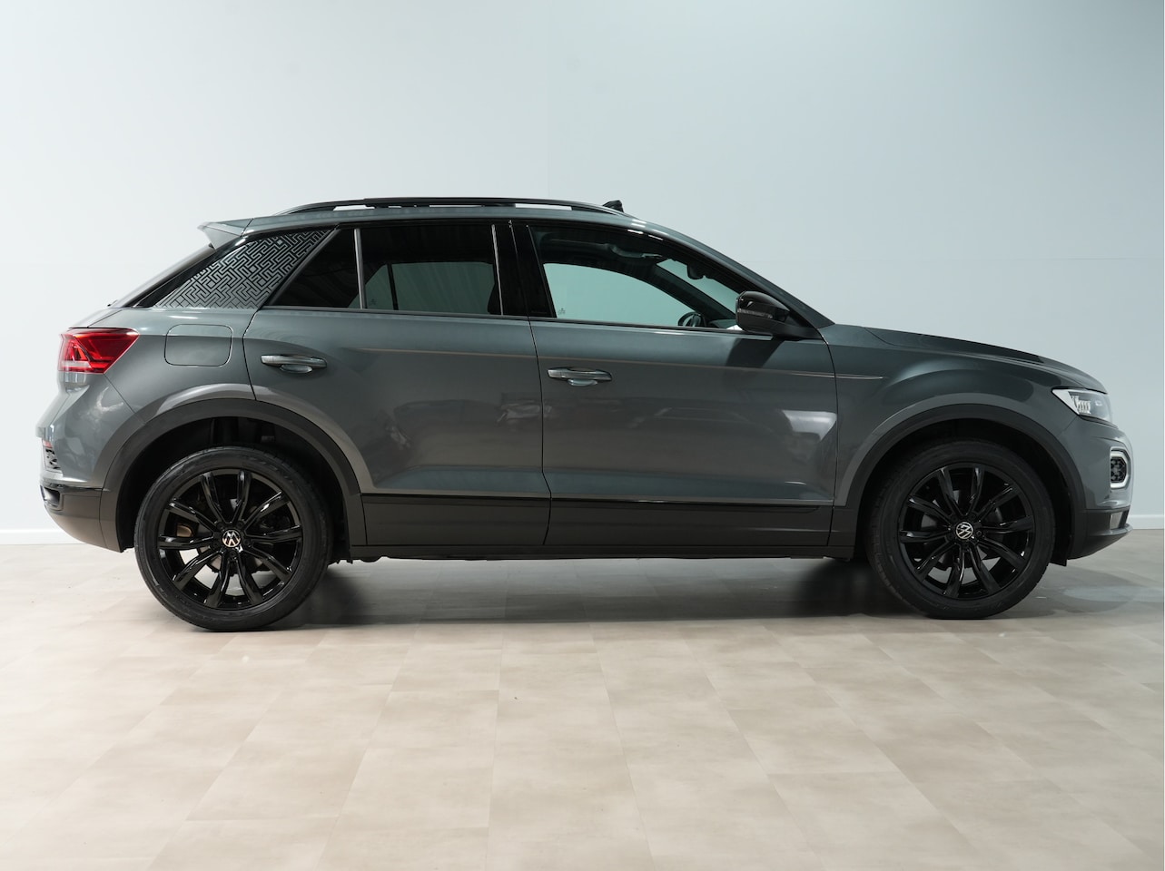 Volkswagen T-Roc - 1.5 TSI 150pk Automaat Sport Black Style / Panoramadak / Adaptive Cruise / Elektrische ach - AutoWereld.nl