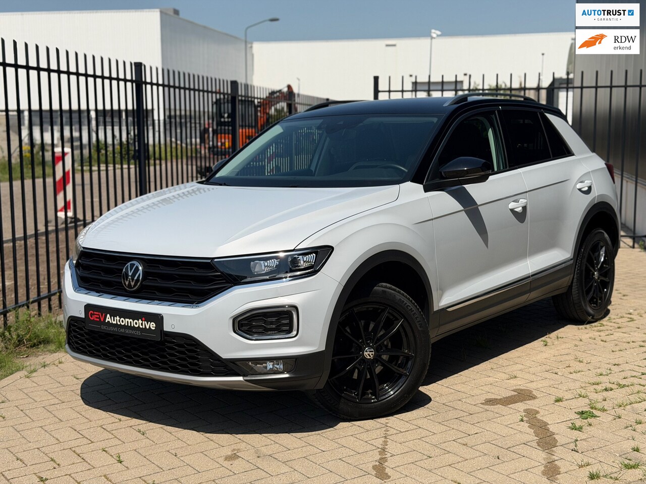 Volkswagen T-Roc - 1.5 TSI Virtual Trekhaak Camera ACC LED Carplay - AutoWereld.nl