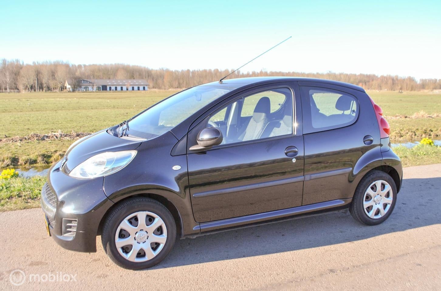 Peugeot 107 - 1.0-12V XS 2012 Airco 5-drs Elektrische ramen Centrale vergrendeling - AutoWereld.nl