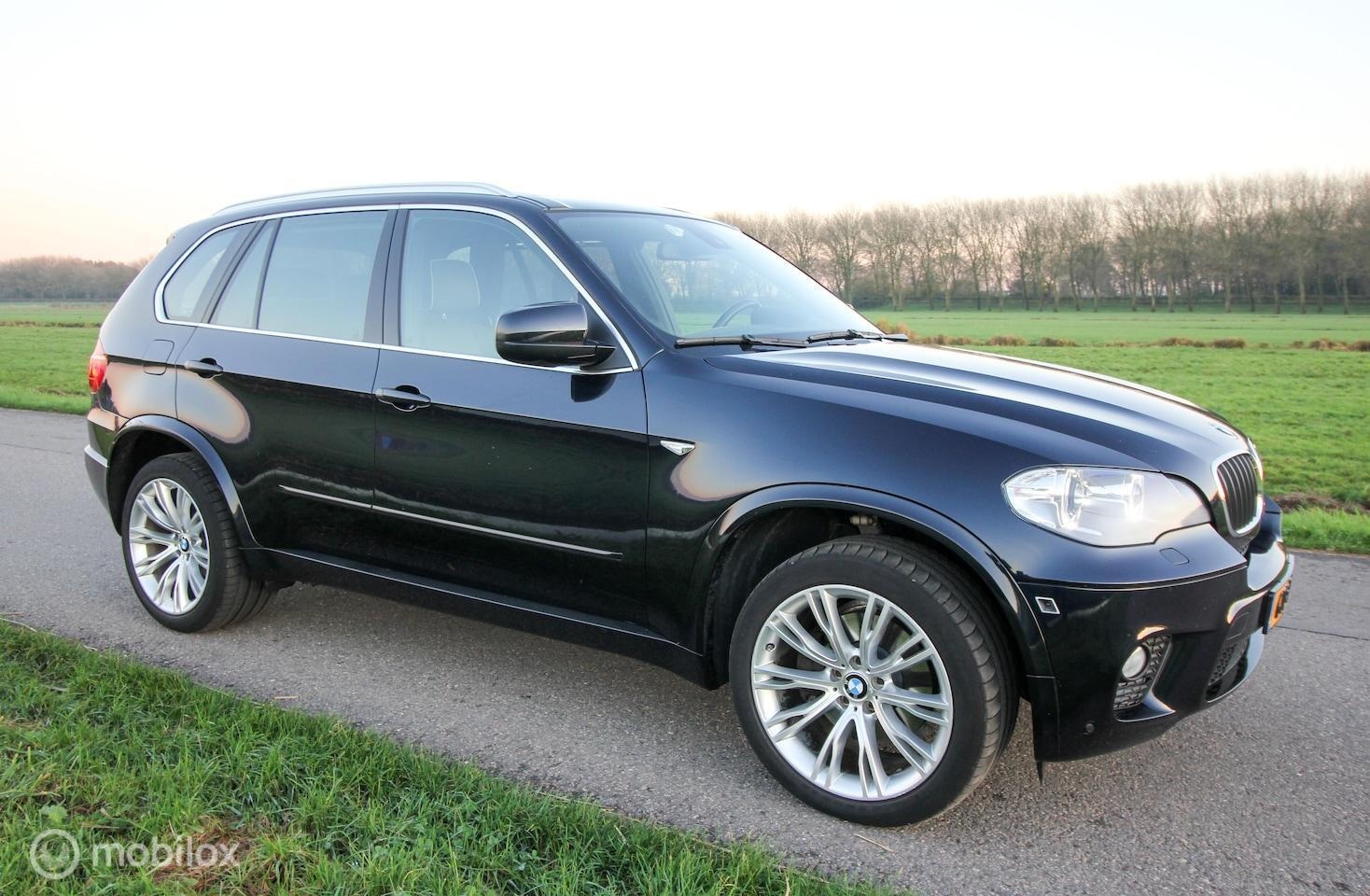 BMW X5 - 3.5i High Executive M-sportpakket E70 LCI Carbonschwarz Bruin Merino leer Panoramadak Hist - AutoWereld.nl
