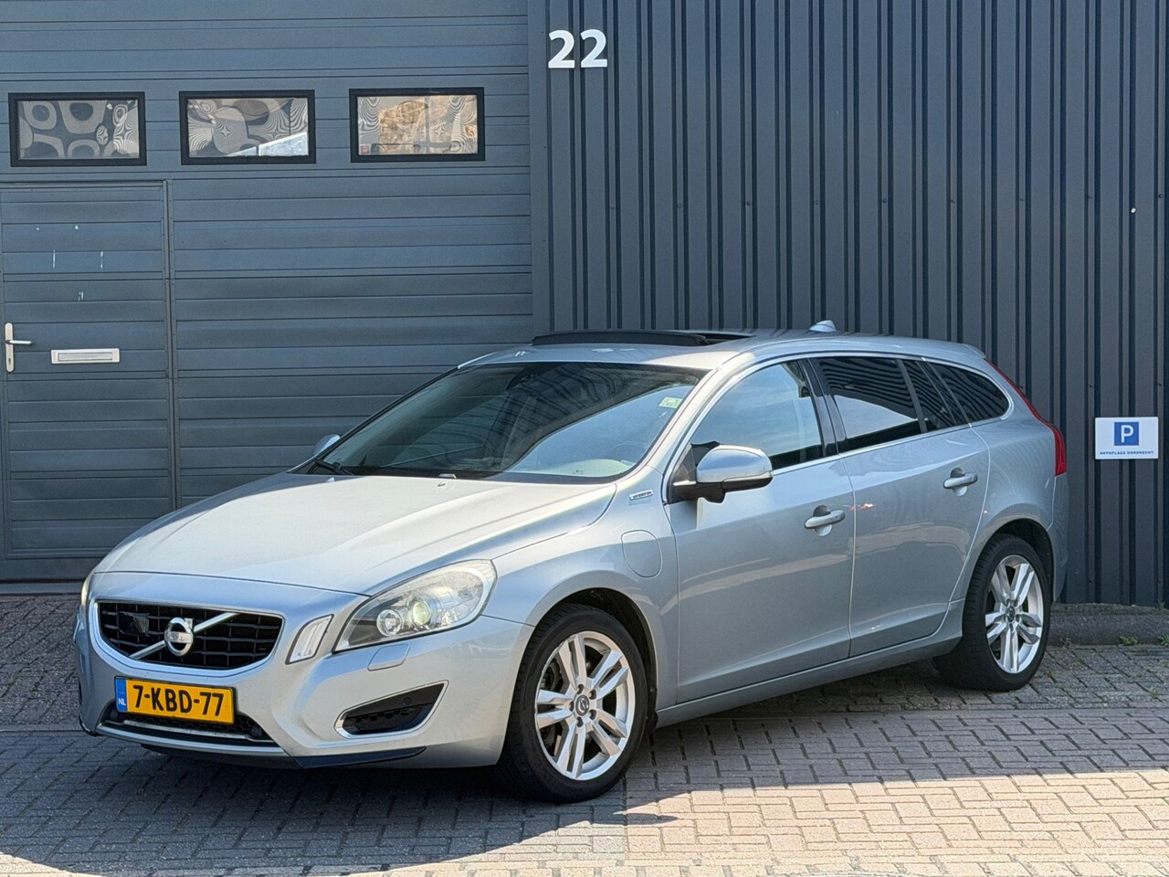 Volvo V60 - 2.4 D6 AWD Plug-In Hybrid Summum|Opendak|Cam|Leder|Trekhaak|Dealer Onderhouden - AutoWereld.nl