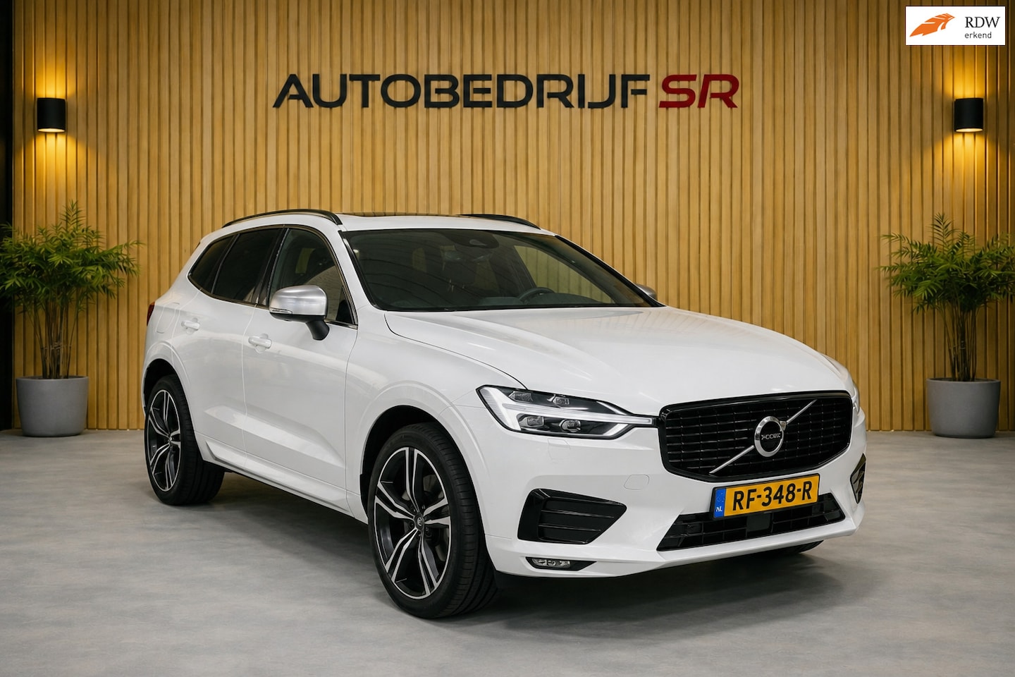 Volvo XC60 - 2.0 T5 AWD R-Design Panoramadak! Elektrische Stoelen! Camera! Alcantara! Nap! - AutoWereld.nl