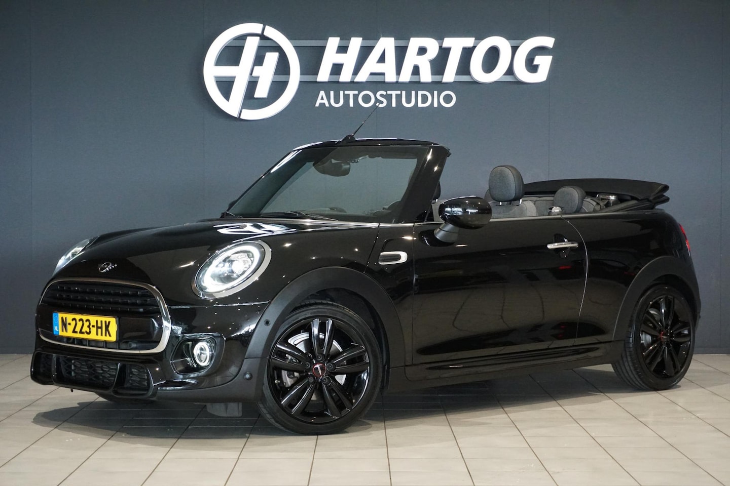 MINI Cabrio - 1.5 Cooper Sidewalk Edition JCW + CAMERA / APPLE CARPLAY / STOELVERWARMING - AutoWereld.nl