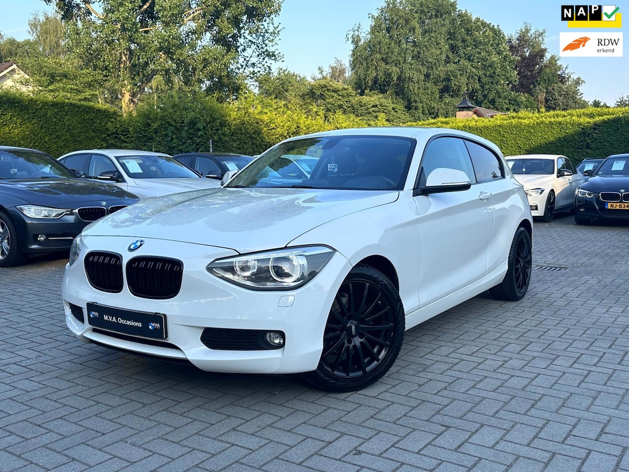 BMW 1-serie - 116i Upgrade Edition|Nieuwe Ketting + Klepseals|Leder|Navigatie|Cruise control|Climate con - AutoWereld.nl