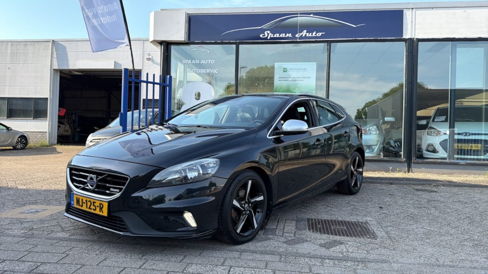 Volvo V40 - 1.6 D2 R-Design l Panodak l Trekhaak - AutoWereld.nl