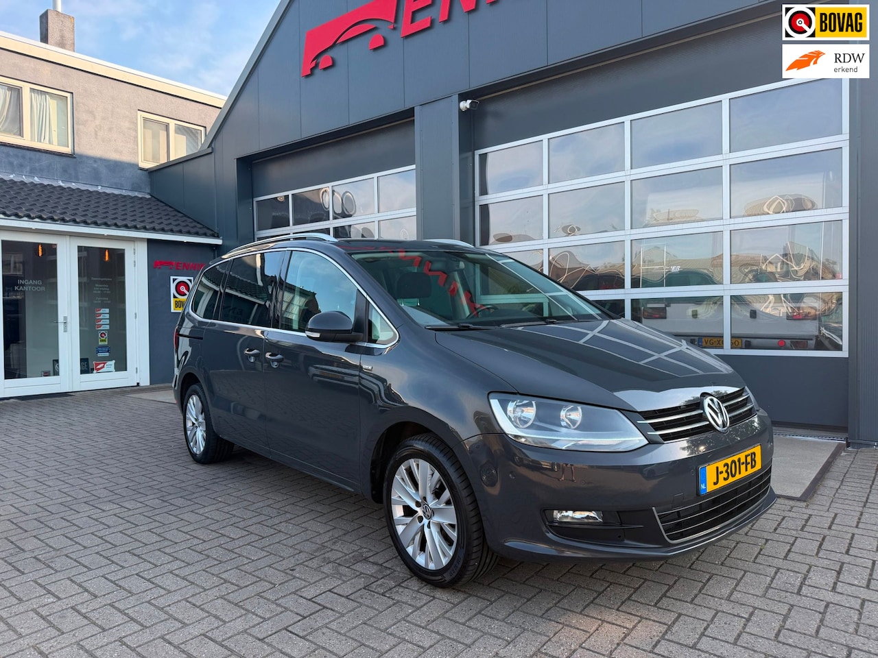 Volkswagen Sharan - 1.4 TSI Highline 7p. / Camera / Trekhaak / Aut Schuifdeuren - AutoWereld.nl