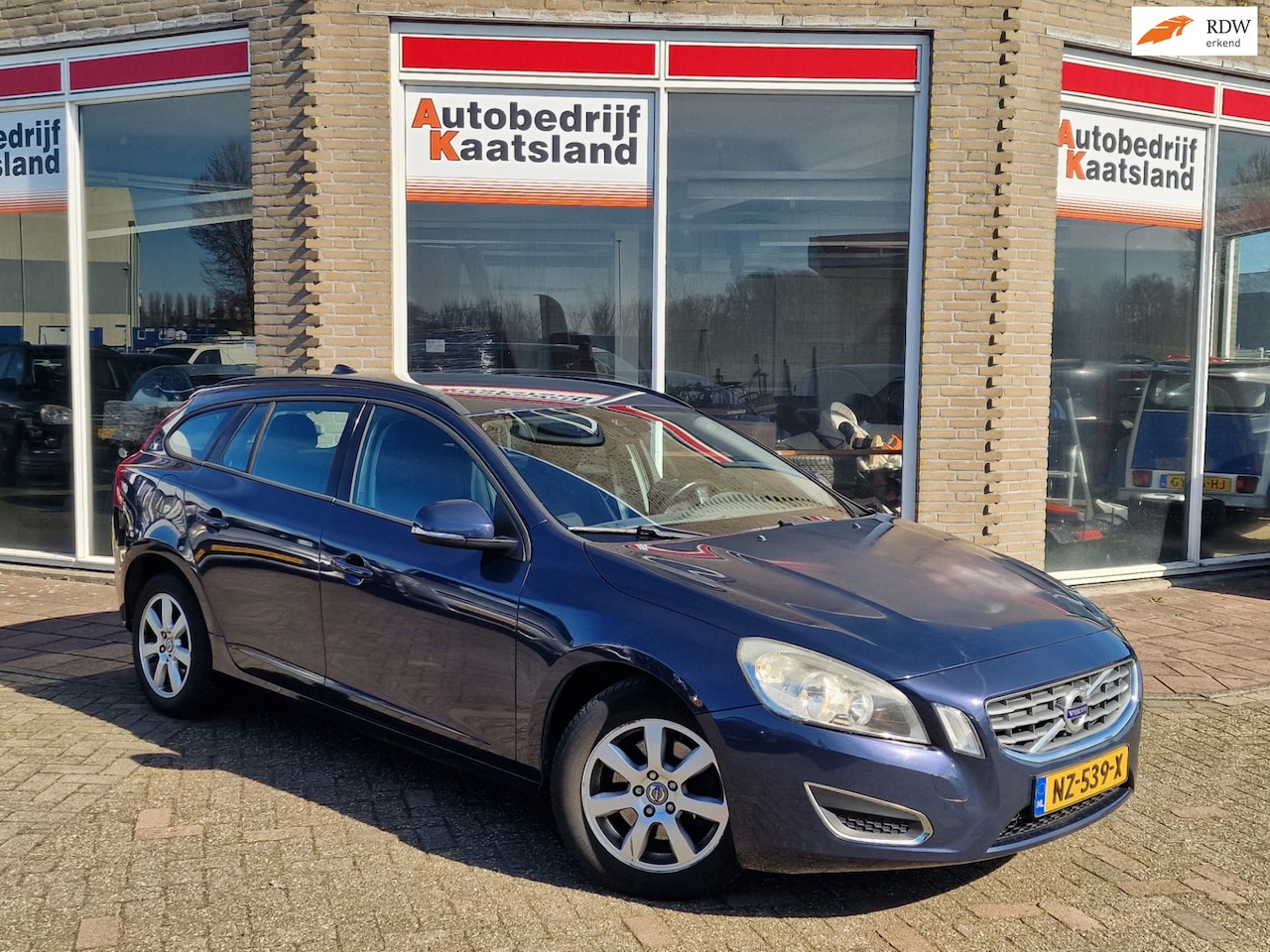 Volvo V60 - 1.6 D2 Kinetic Automaat - Navi - Clima - 2013 - AutoWereld.nl
