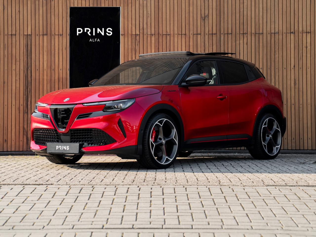 Alfa Romeo Junior - Elettrica Veloce 54 kWh | Techno Pack | Sport Pack | Pano-dak Staat in showroom klaar voor - AutoWereld.nl