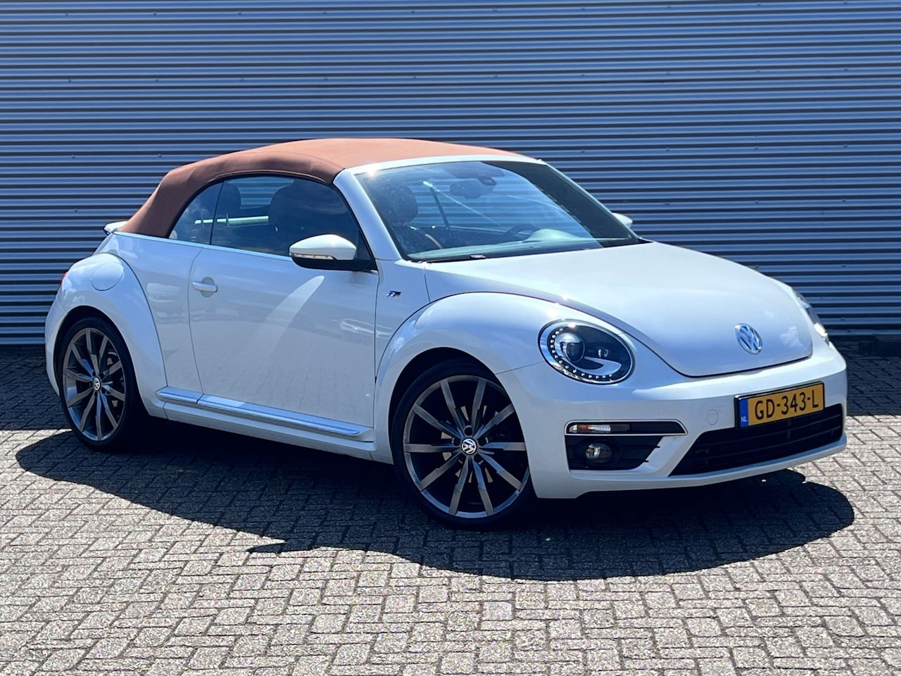 Volkswagen Beetle Cabriolet - 1.4 TSI R LINE | LEER | XENON | LED | NAP | AUTOMAAT | NAVI | VOLLE UITVOERING - AutoWereld.nl