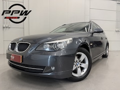 BMW 5-serie Touring - 520i High Exe aut. UNIEK 124DKM/PLATINGRAU/TREKHAAK/ZWART LEER COMFORT-SPORT+MEMORY//BI-XE