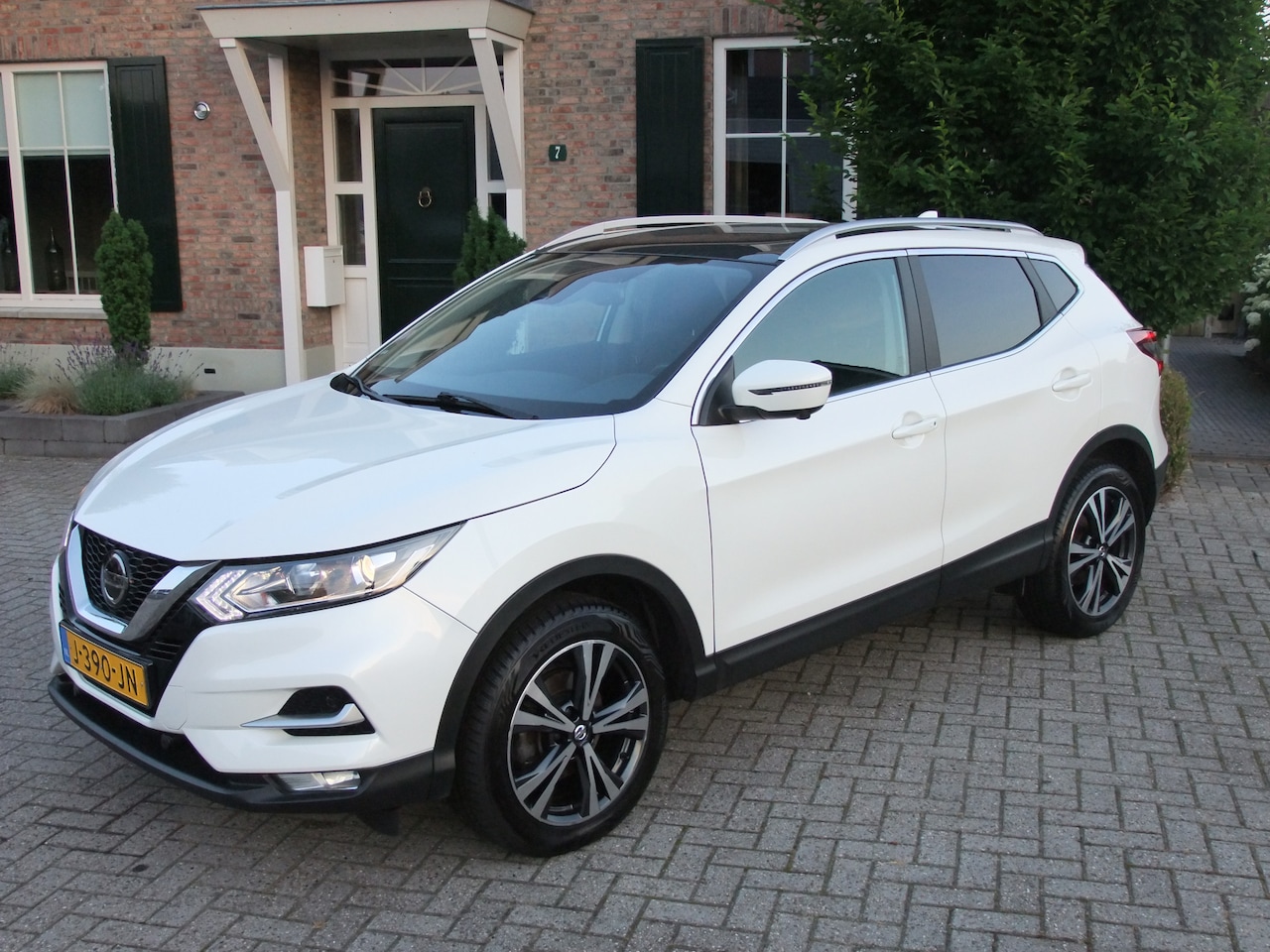 Nissan Qashqai - 1.3 DIG-T N-Connecta , 360 camera, Panorama , trekhaak , keyless go enz. - AutoWereld.nl