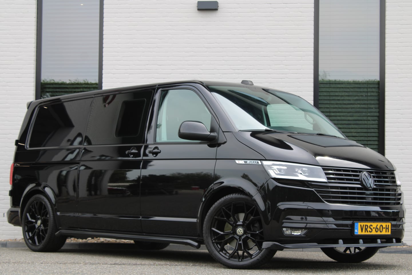Volkswagen Transporter - 2.0 TDI Aut / Lang / DC / Bulli / 2x Schuifdeur / Leer / Camera / Vol Opties / Nette Staat - AutoWereld.nl