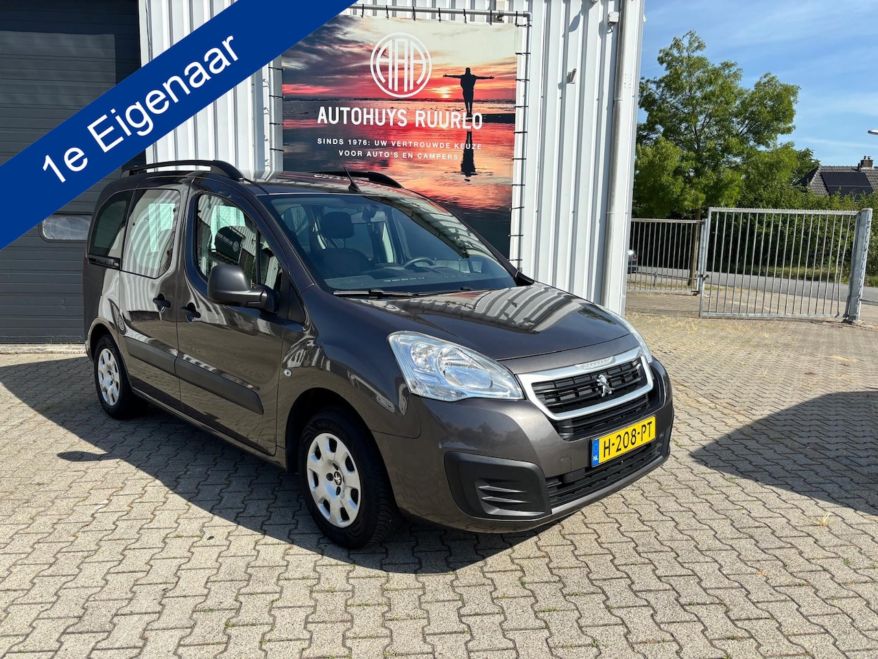 Peugeot Partner Tepee - 1.2 PureTech Active 2017 | 1 Eigenaar | Dealeronderhouden | Trekhaak | Garantie | Marge Zo - AutoWereld.nl