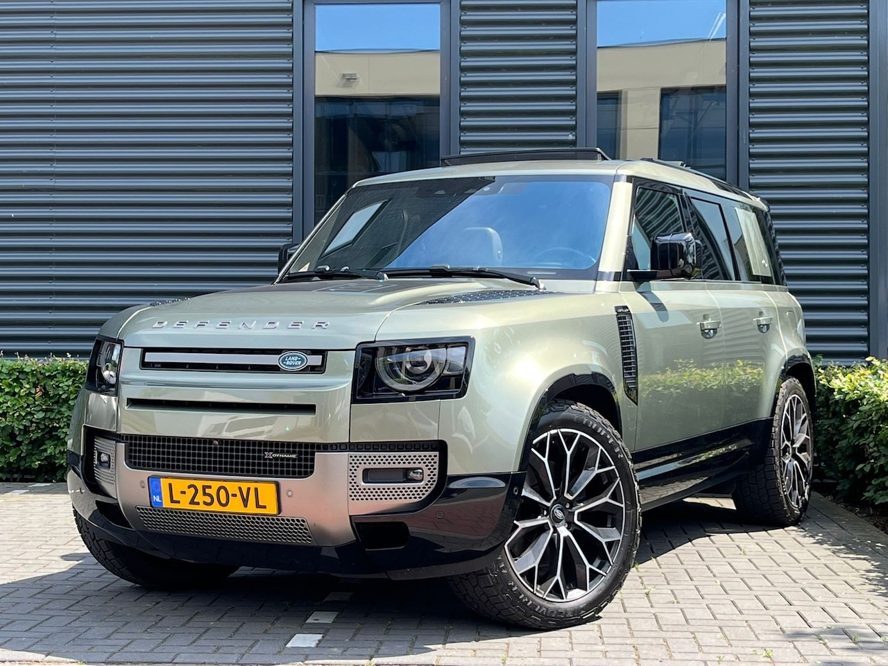 Land Rover Defender 110 - P400e X-Dynamic * Full Options * - AutoWereld.nl