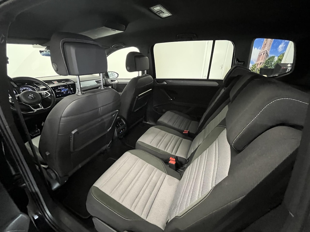 Volkswagen Touran - 1.5 TSI Highline Business R | Trekhaak - AutoWereld.nl