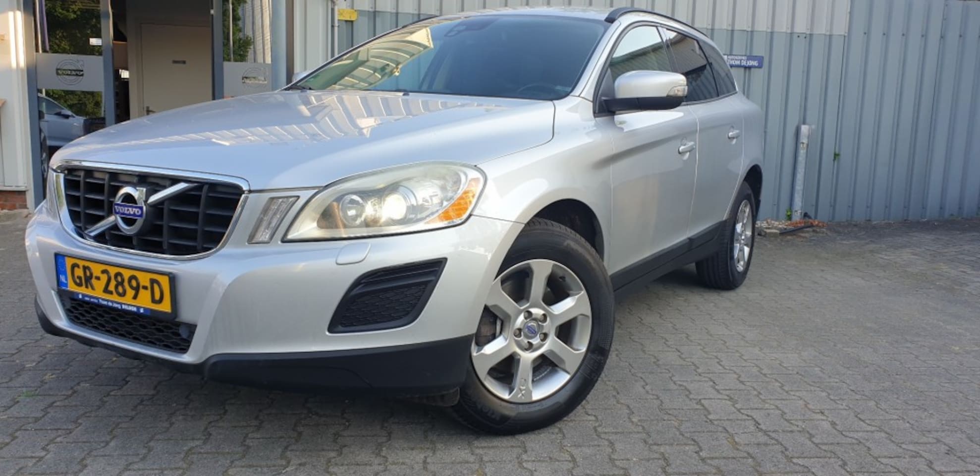 Volvo XC60 - 2.4 D5 206pk AWD KINETIC  Nw,Distributieriem - AutoWereld.nl