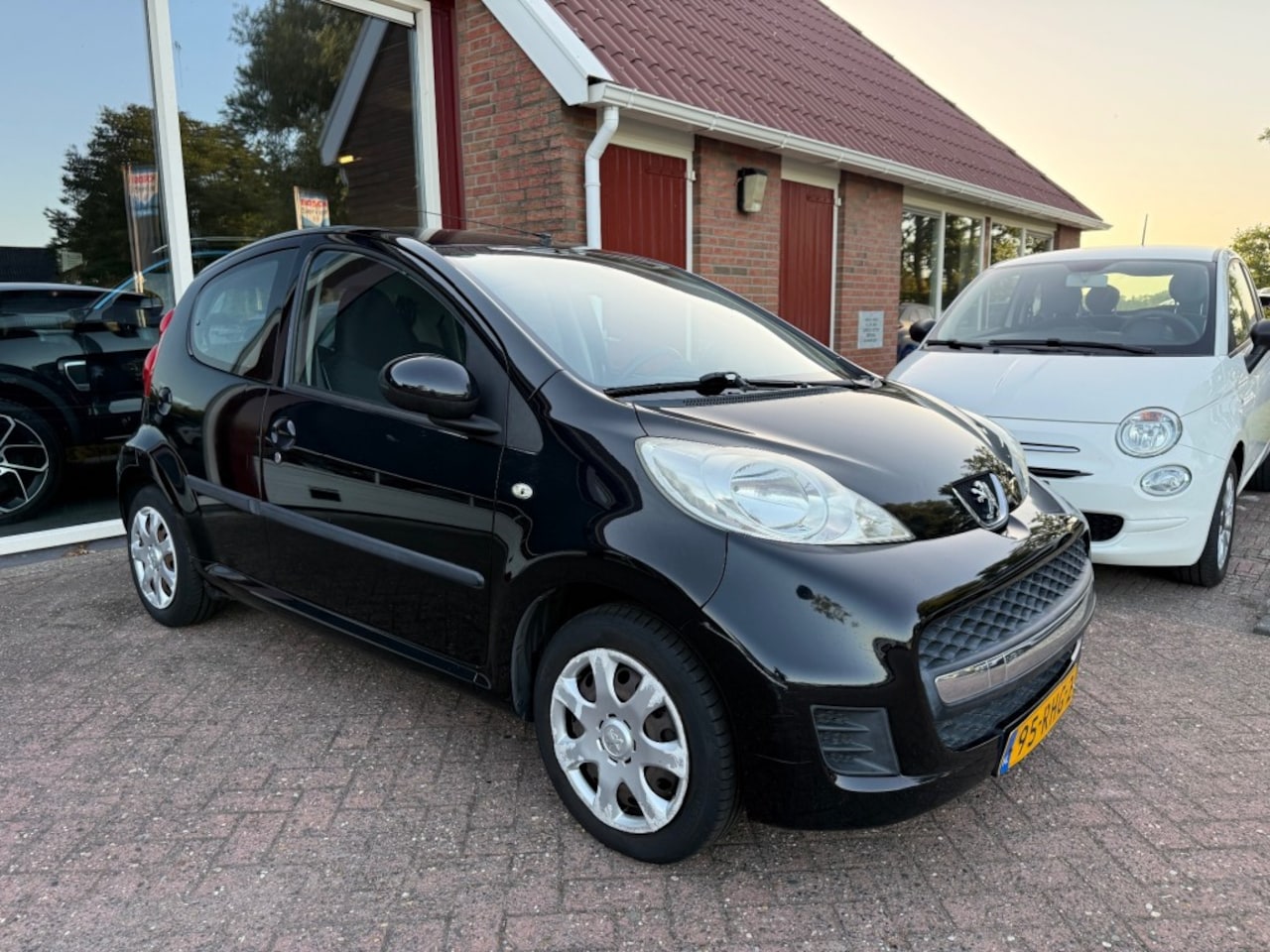 Peugeot 107 - 1.0-12V 5-DRS AIRCO/CV/RADIO/RIJKLAAR! NIEUWE APK KEURING - AutoWereld.nl