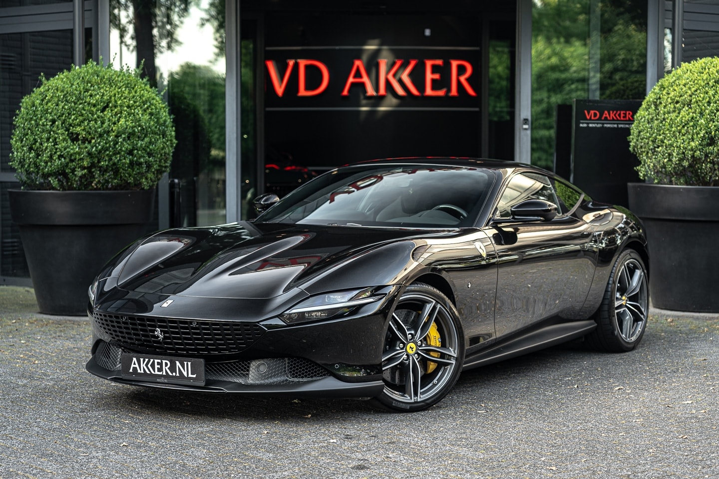 Ferrari Roma - 3.9-V8 Carbon + LED Stuur | Stoelventilatie | Carbon | JBL Sound | Pass. Display - AutoWereld.nl