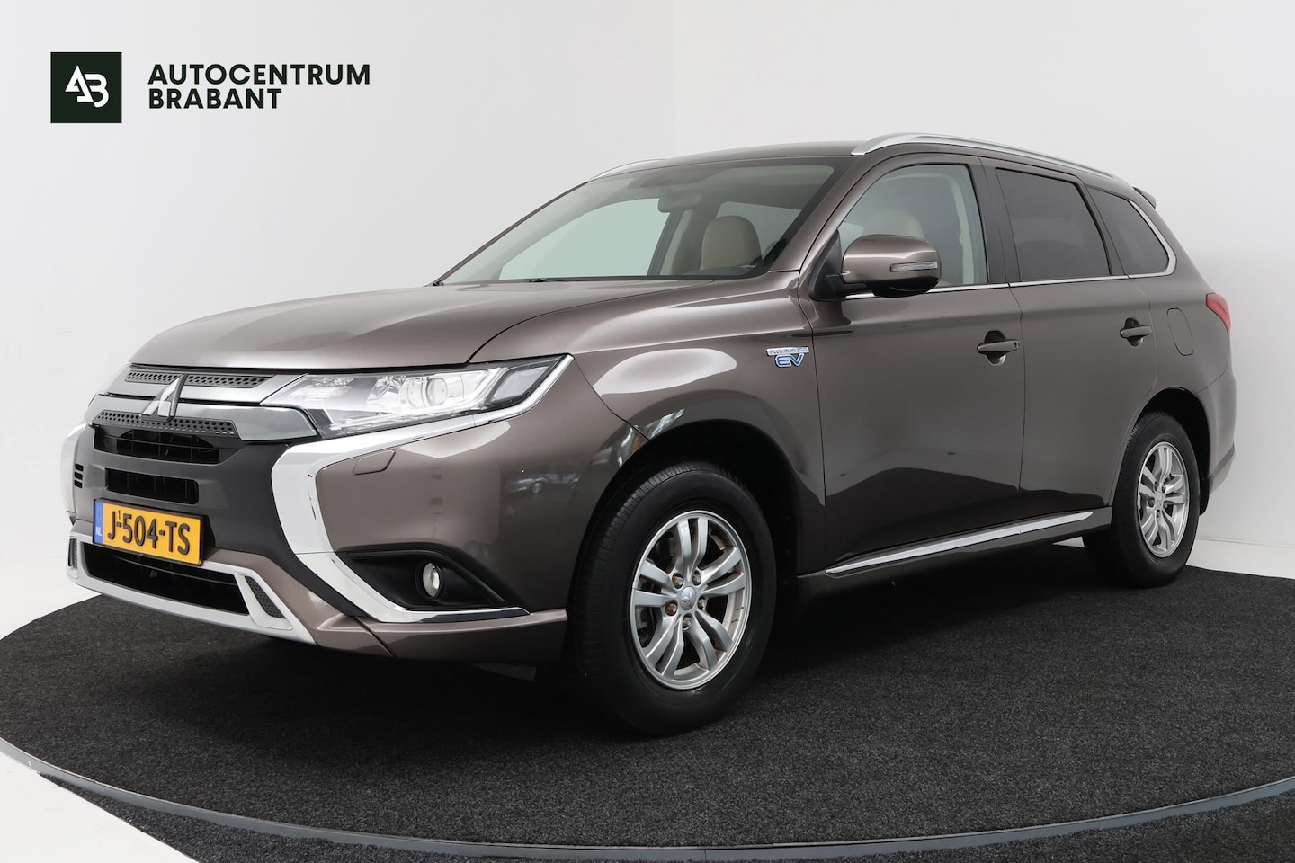 Mitsubishi Outlander - 2.4 PHEV Pure (TREKHAAK, STOELVERWARMING, ACHTERUITRIJCAMERA, CRUISE CONTROL, PARKEERSENSO - AutoWereld.nl