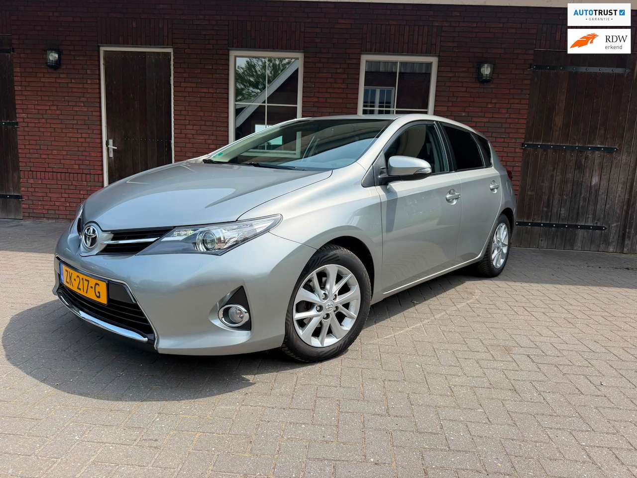 Toyota Auris - 1.6 Aspiration | Trekhaak| Camera| Climate control - AutoWereld.nl