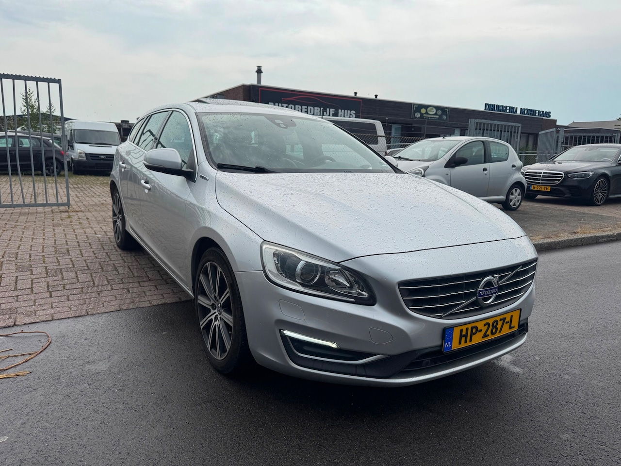 Volvo V60 - 2.4 D6 Twin Engine R-Design 2.4 D6 Twin Engine R-Design - AutoWereld.nl