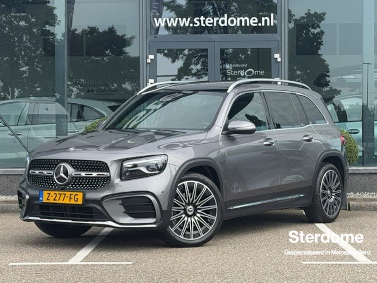 Mercedes-Benz GLB - 200 AMG Line Premium Plus l Panoramadak l MBUX l Multibeam LED l 360 gr Camera l Wegklapba - AutoWereld.nl