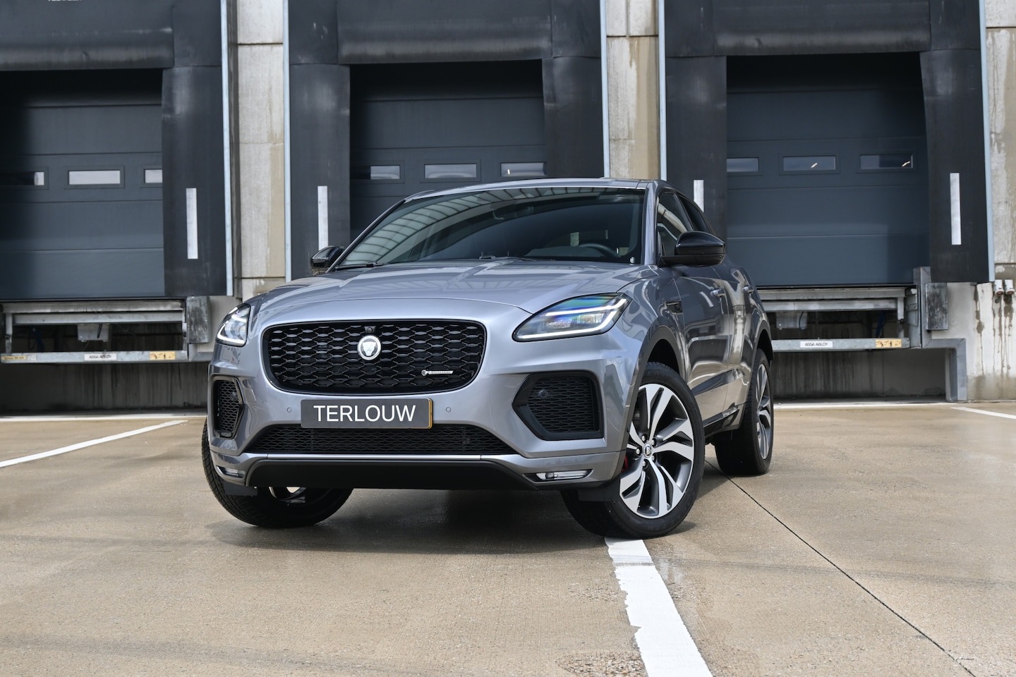 Jaguar E-Pace - 1.5 P300e AWD R-Dynamic HSE - AutoWereld.nl
