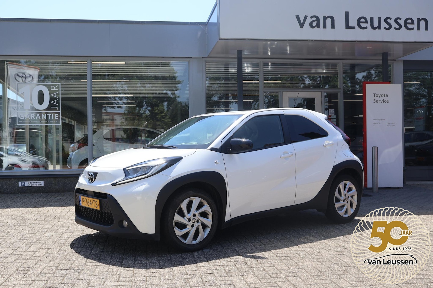 Toyota Aygo X - 1.0 VVT-i MT FIRST LM-VELGEN ALL SEASOND CLIMA CAMERA AD-CRUISE - AutoWereld.nl