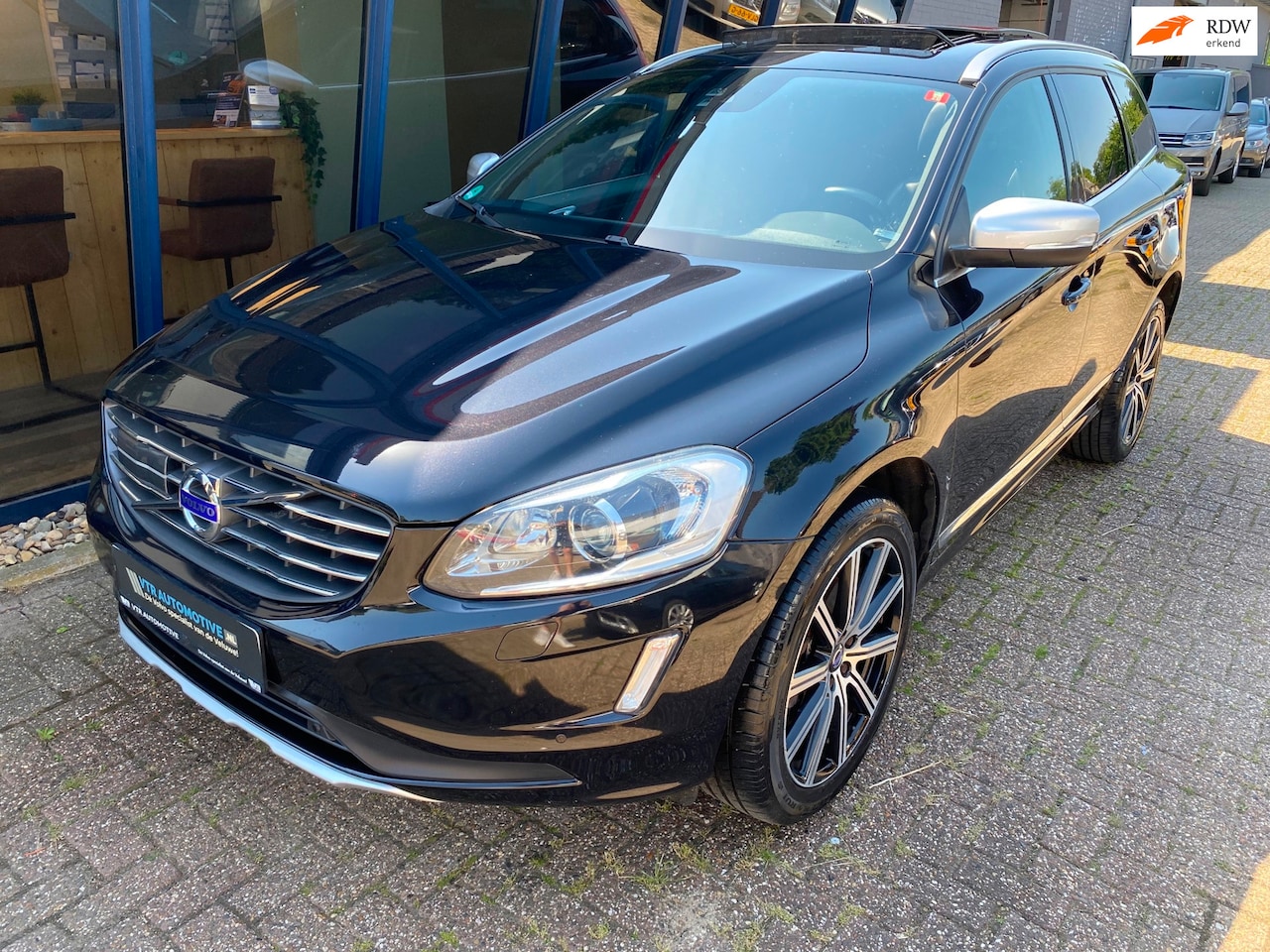 Volvo XC60 - 3.0 T6 AWD Summum 305PK LEER / NAVI / PANO / CAMERA - AutoWereld.nl