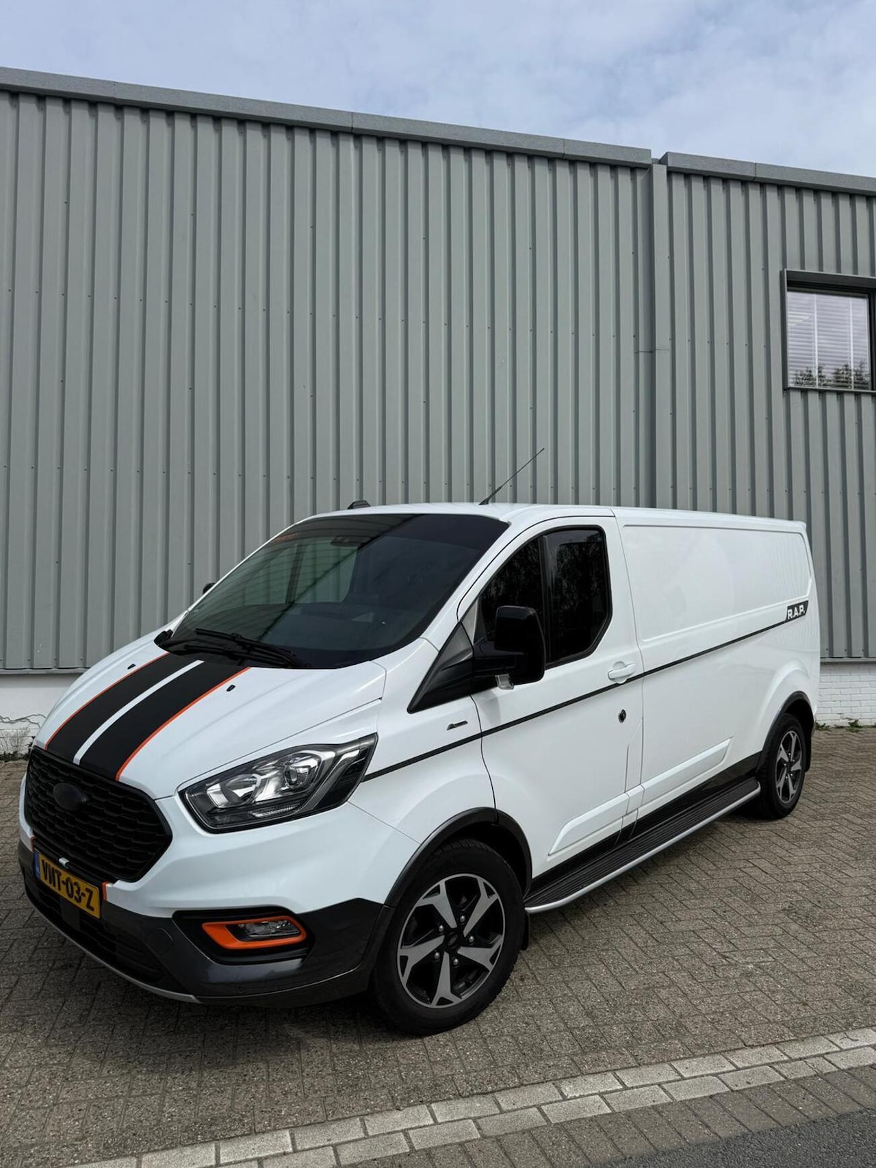 Ford Transit Custom - 300 2.0 TDCI L2H2 Limited 170 PK Automaat | Winterpack | Lederen bekleding | Trekhaak | Dodehoekdet - AutoWereld.nl