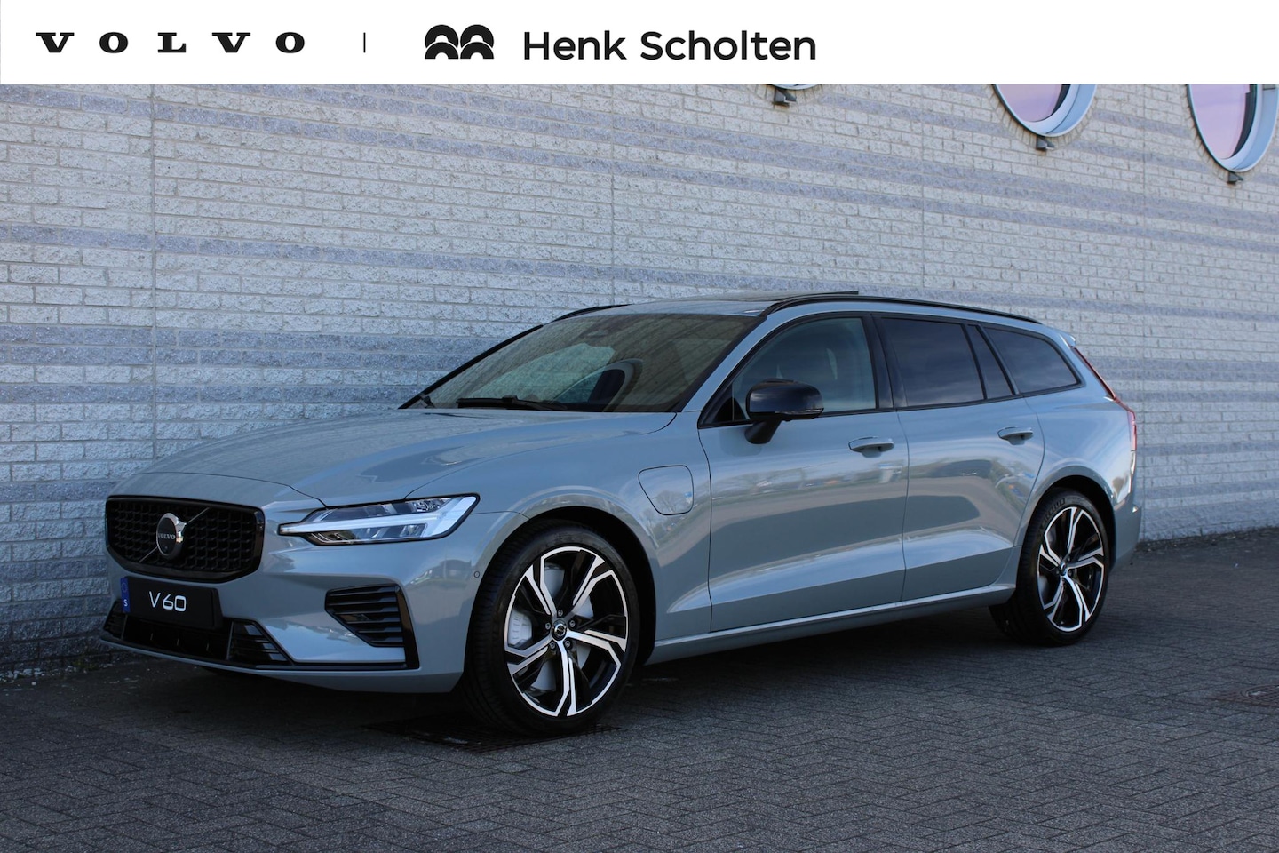 Volvo V60 - T8 Plug-in hybrid AWD Plus Perform. Ed. Dark | Elektrisch glazen panorama-dag | Adaptive C - AutoWereld.nl